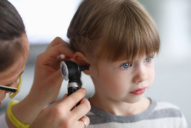 Kinderärztin beim Ohrencheck